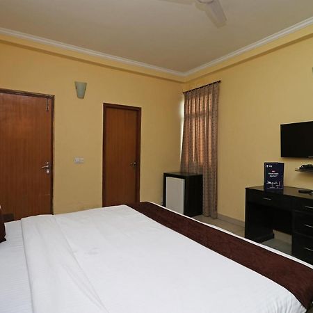 Oyo 6608 Sector 56 Hotel Badshahpur Buitenkant foto