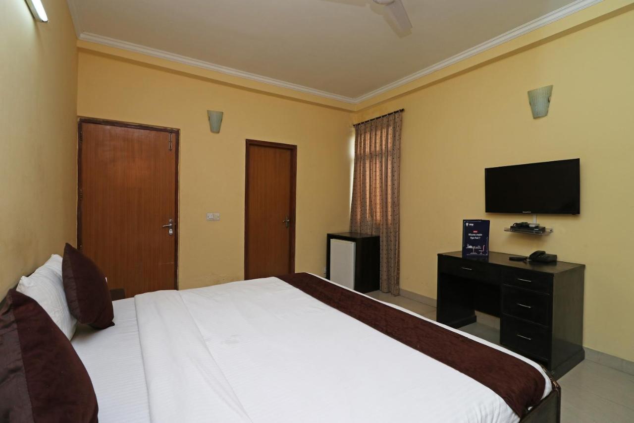 Oyo 6608 Sector 56 Hotel Badshahpur Buitenkant foto